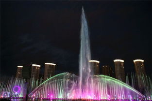 絢麗多姿音樂(lè)噴泉碧波蕩漾的東河 美景相得益彰