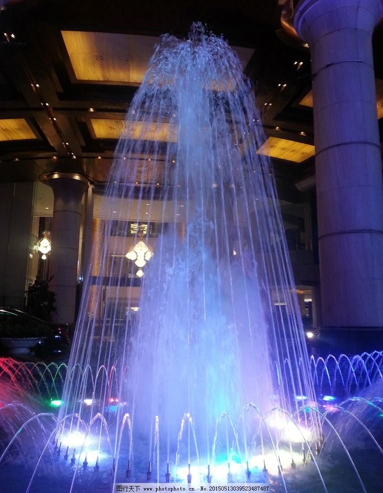 彩色噴泉的視覺(jué)盛宴